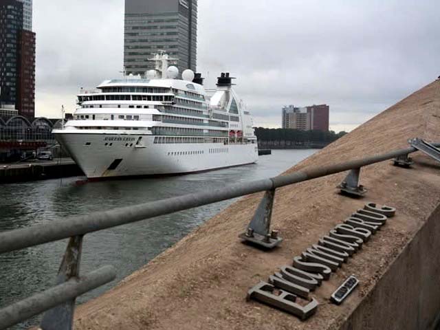 Seabourn Sojourn aan de Cruise terminal Rotterdam